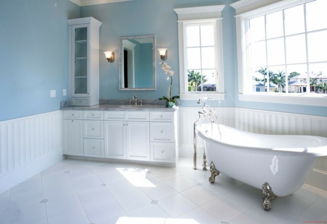 baño de diseño fresco blanco pared azul