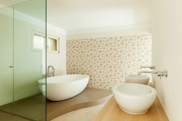 baño de diseño lavabos redondos tina grande niveles papel pared