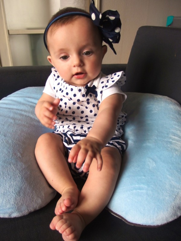 bebe con diadema azul de lunares blancos bebe diadema azul lunares blancos