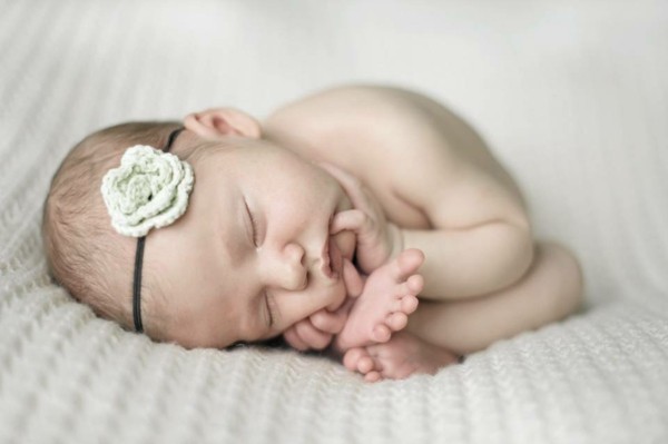 bebe dormido diadema flor crochet