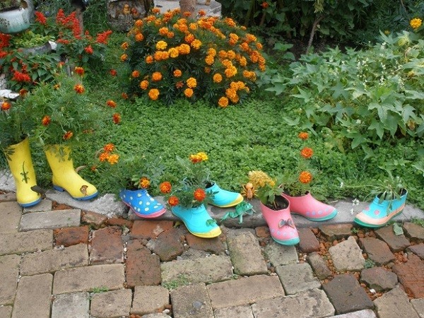botas macetas jardin flores zapatos
