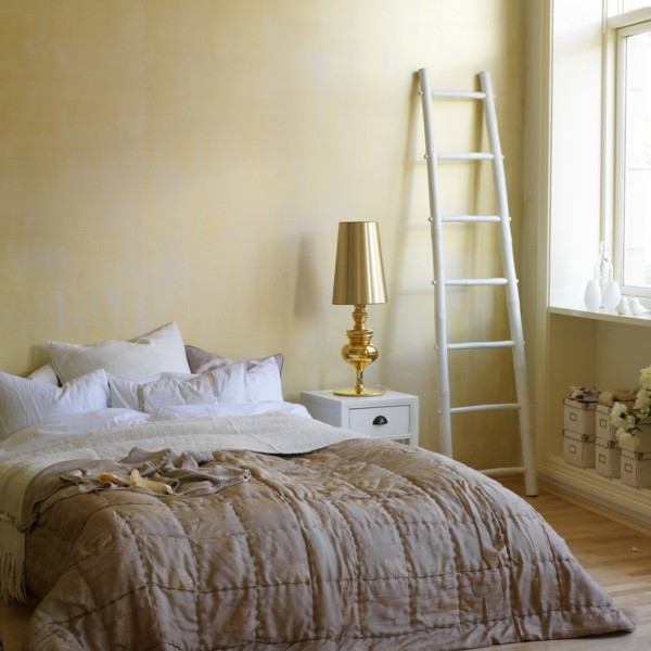 cama dormitorio escalera blanca beige