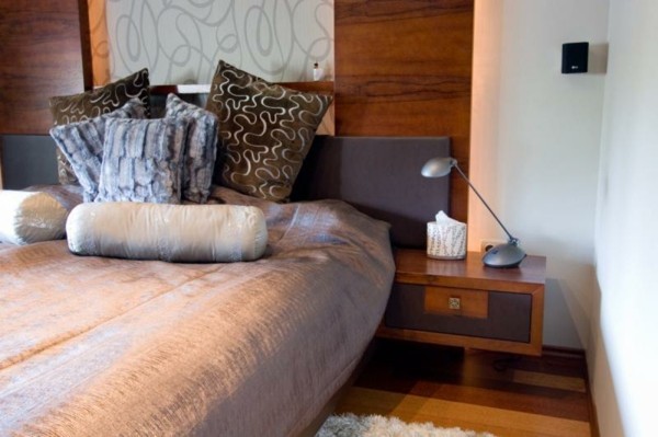 cama moderna cabecero madera grande