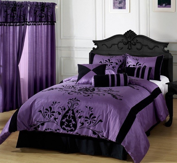 cama morada estilo gótico cortinas