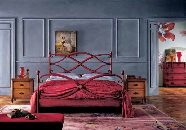 cama roja pared gris azulado