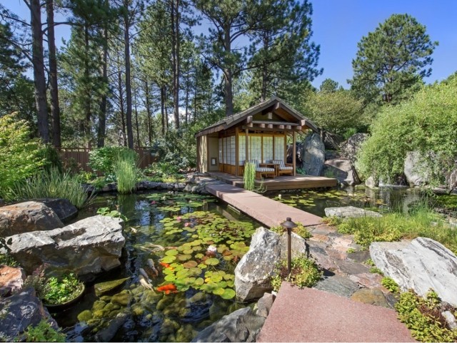 casa lago zen puente loto rocas