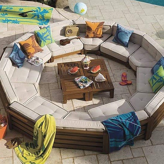 circular patio almohadones piscina madera