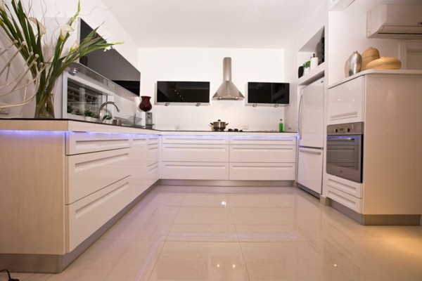 cocina blanca brillante luz morada