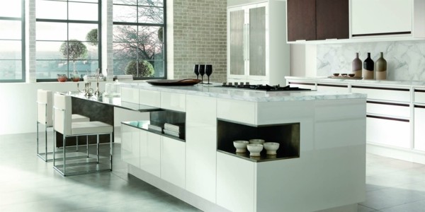cocina blanca isla sillas mesa