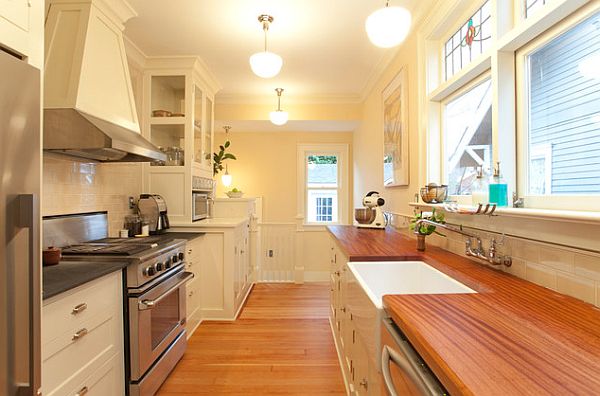 cocina larga luminosa colores claros armarios blancos espaciosa