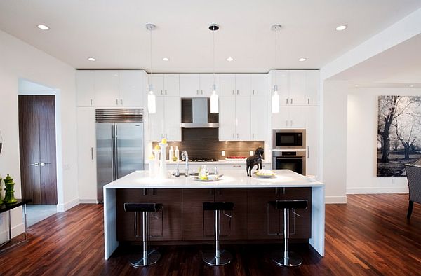 cocinas  modernas con suelo negro muebles blancos luces colgantes
