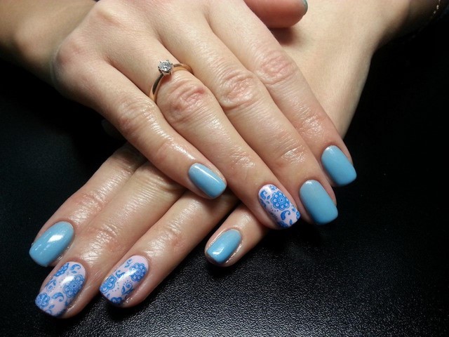 colores claros uñas decoradas azul modrno sutil