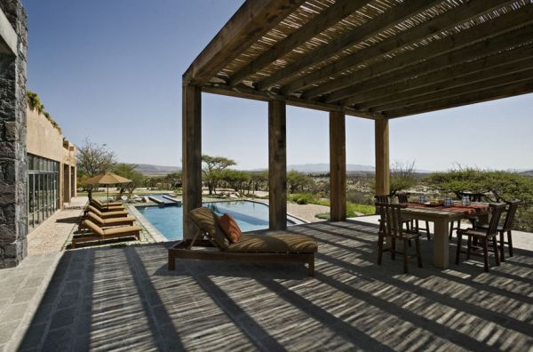 comedor exterior pérgola tumbonas madera