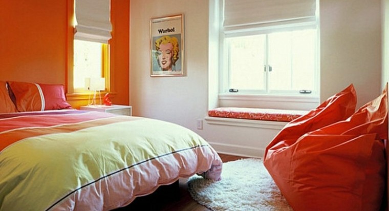 cuarto iluminado bonito naranja colcha