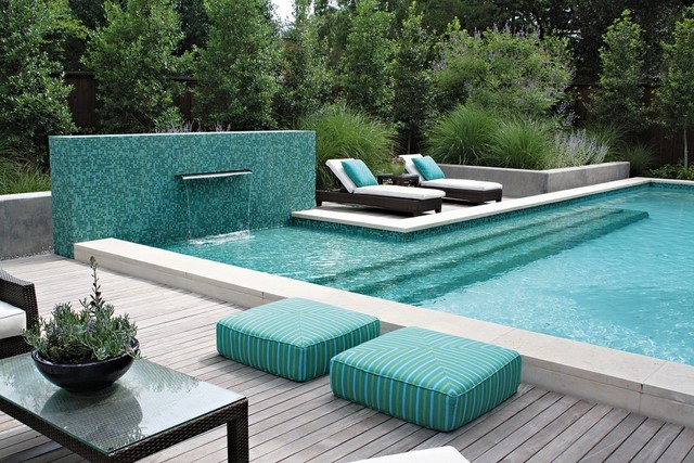 deck negro tumbonas jardin mosaico cascada