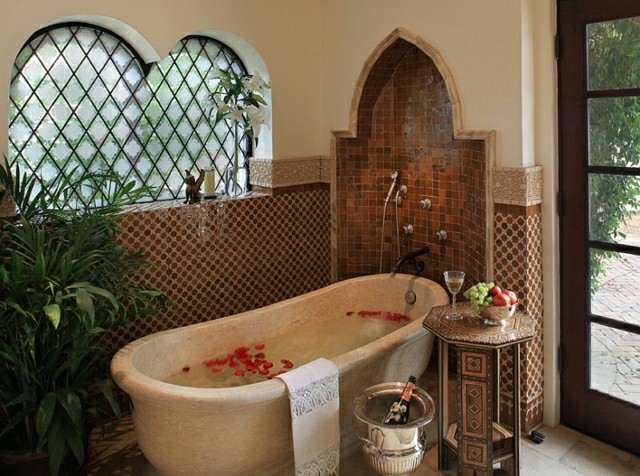 decoración marroquí patio mosaico bañera