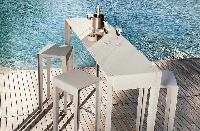 diseño de jardines mesa sillas blancas