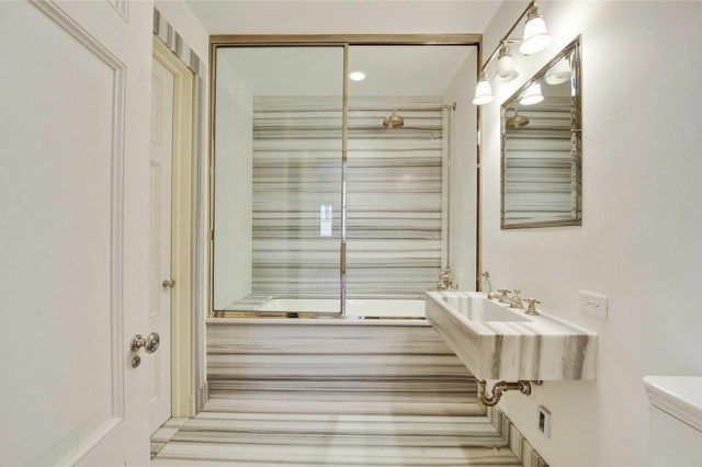 diseño lujo baño moderno puertas cristal espejo 