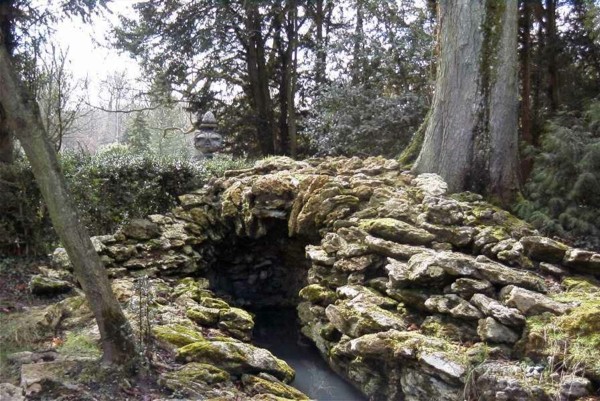 estanque cueva escondida rocas bosque