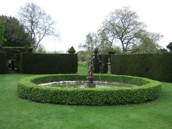 estanque fuente clásica jardín redonda