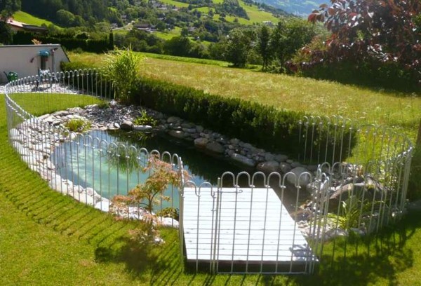 estanque jardín valla blanca plataforma