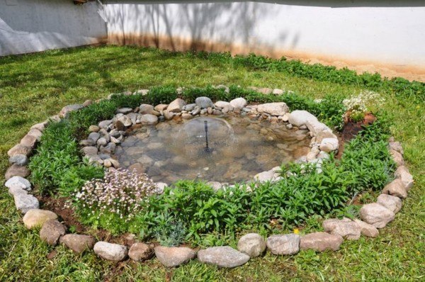 estanque redondo jardín fuente central