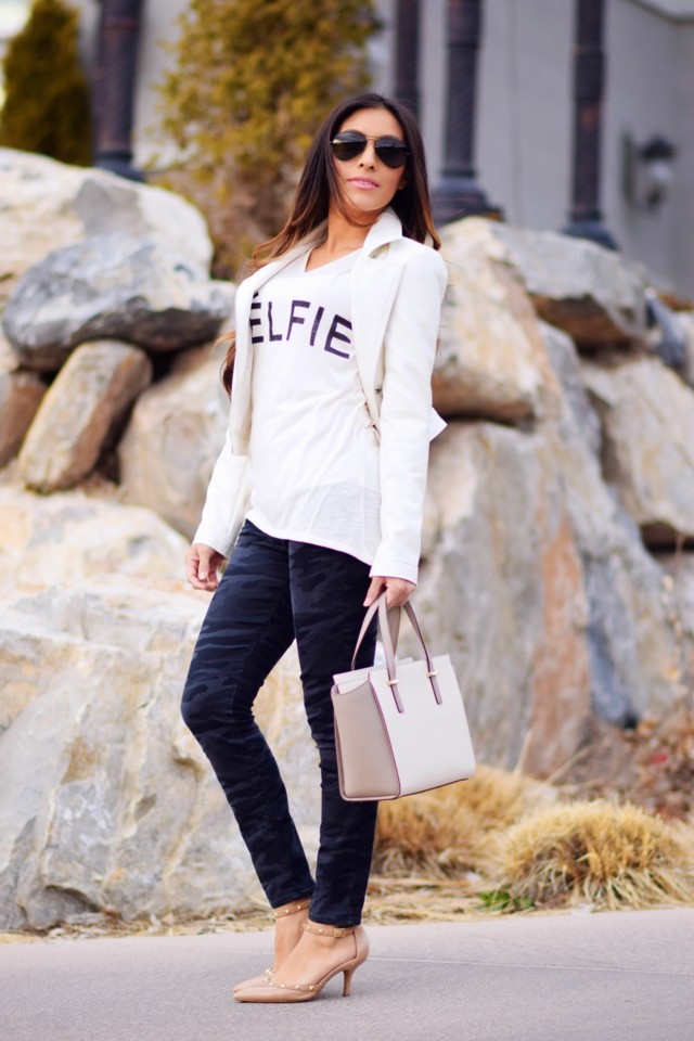 pantalon azul oscuro con chaqueta corta estilo casual blanco camiseta chaqueta bonita corta