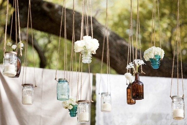 flores colgantes envases vidrio jardin
