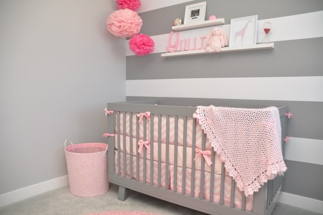 habitaciones de bebe cuna gris pared ropa cama rosa bonita