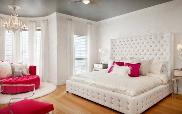 habitación capitoné blanco rosa plumas