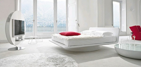 habitación minimalista blanca cojines rojos