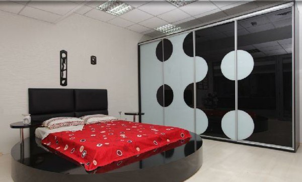 habitación moderna cama redonda negra