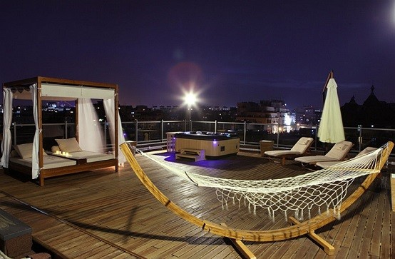 hamaca tumbona madera luminarias cortinas terraza