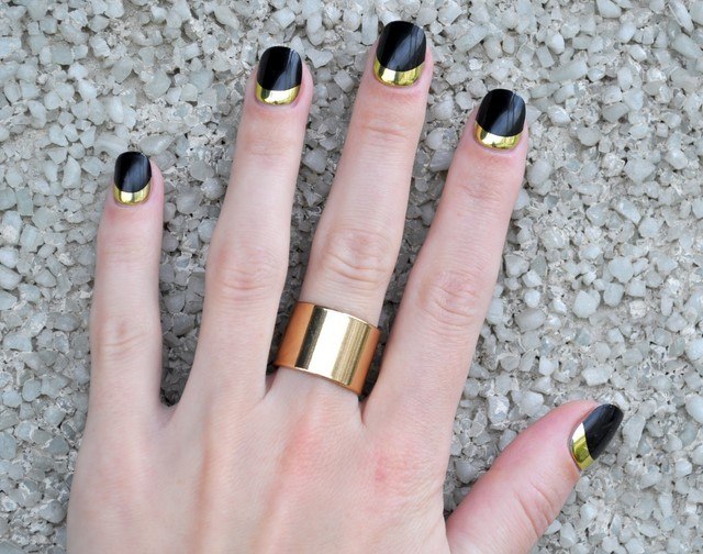 idea interesante uñas negro oro contraste