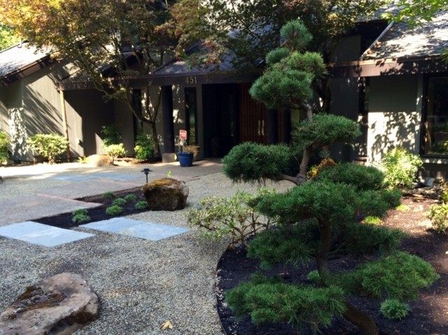 jardín japonés piedras lamparas mantillo