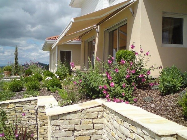 jardinería en pendientes contenedores flores casa