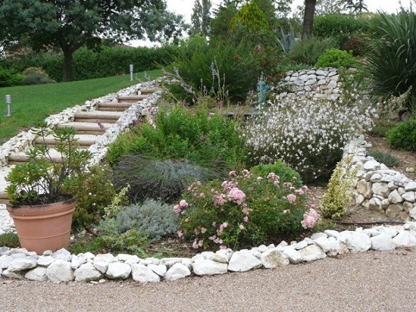 jardinería en pendientes macetas rocas grava