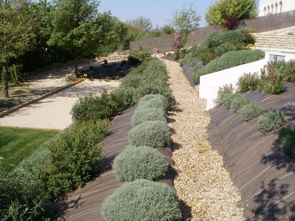 jardinería en pendientes rocas cesped sillas malla