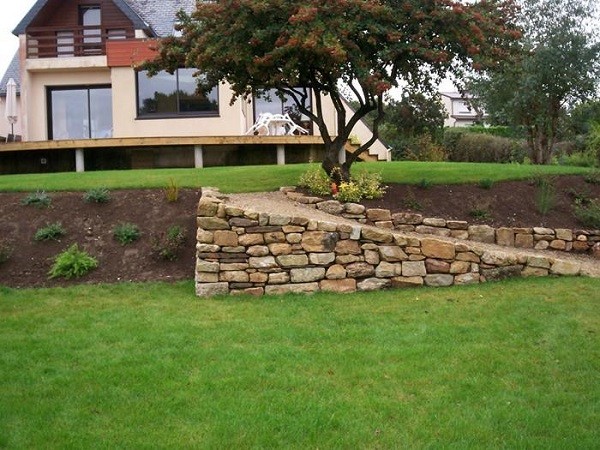 jardinería en pendientes rocas flores casa
