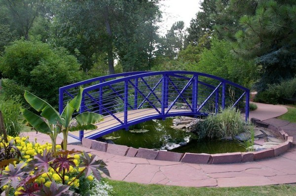 lago jardín puente azul bonito