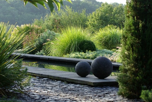 lago moderno bolas cemento plantas