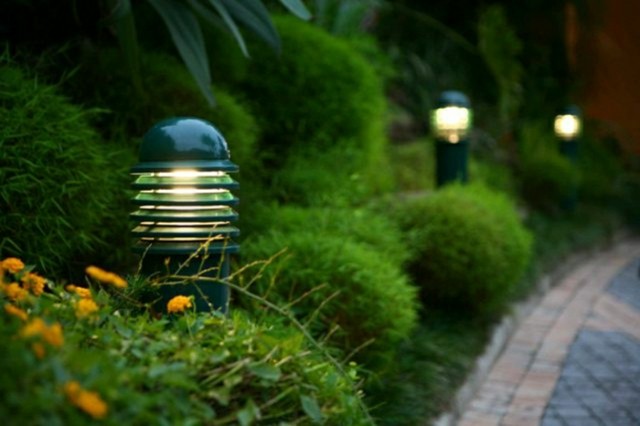 lampara jardin cdamuflada maleza plantas