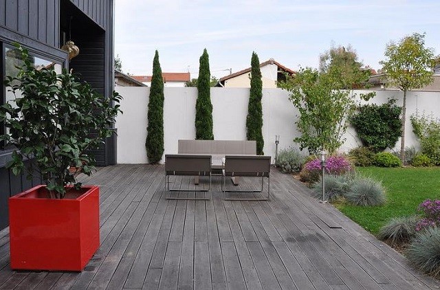 lampara jardin sillas plantas macetas