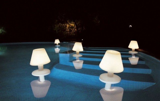 lamparas flotantes agua piscina diseño innovador