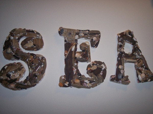 letras maderas piedras marinas mar