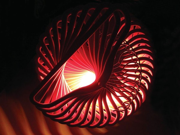 lámpara fabricada perchas rojas bola