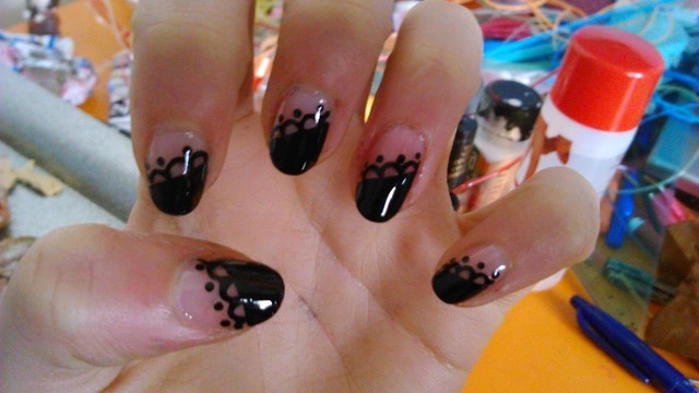 manicura francesa de lado con esmalte negro manicura francesa negro uñas moderno preciosa
