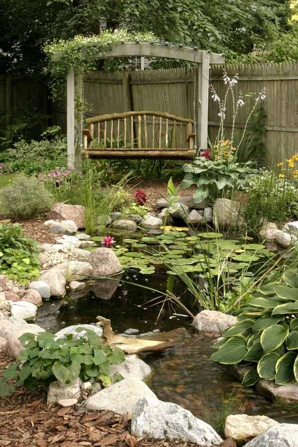 maravilloso y amplio estanque con  banco madera