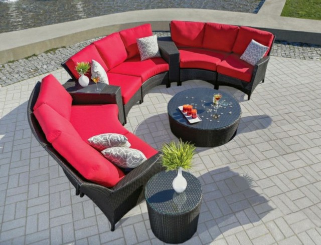 mebles jardin dos mesas redondas almohadas color llamativo