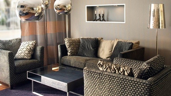 muebles salón color oro bolas